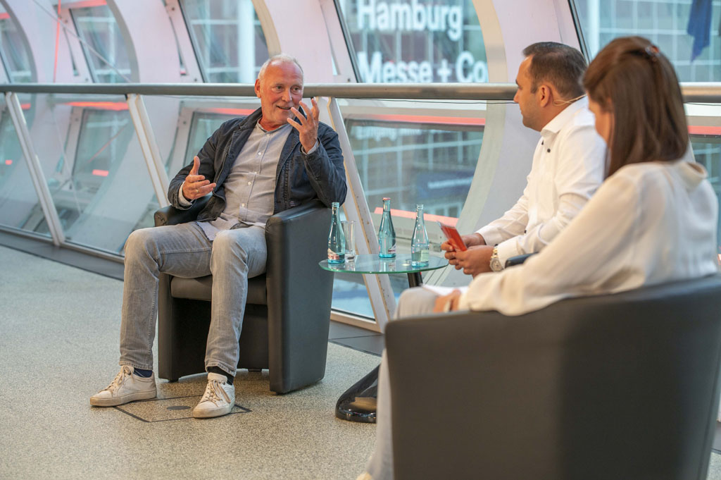 Uwe Bergmann (l.), im Talk mit Borhen Azzouz und Anna Habenicht (Bild: Dennis Mundkowski)