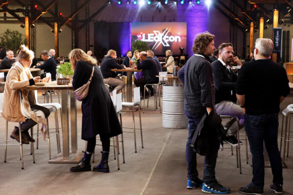 LEaT con X: Networking-Area mit Blick auf die LEaT con X Bühne