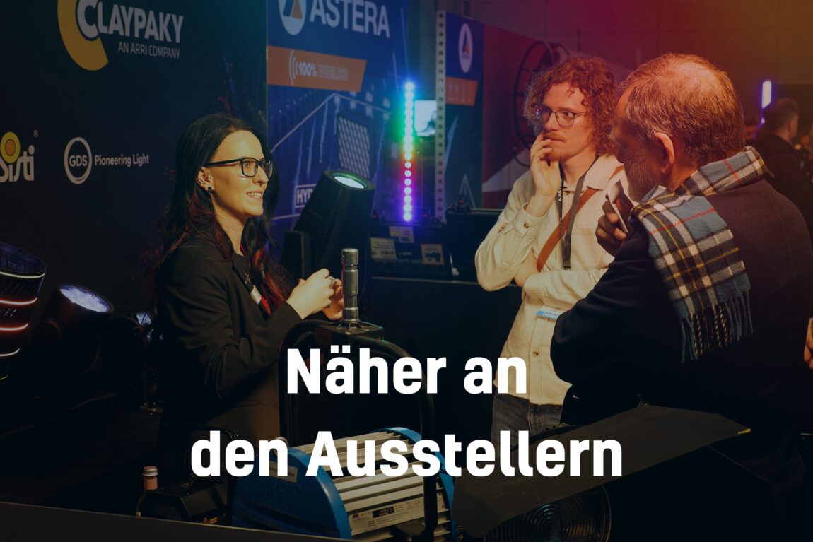 Austausch von Besuchern mit Ausstellerin